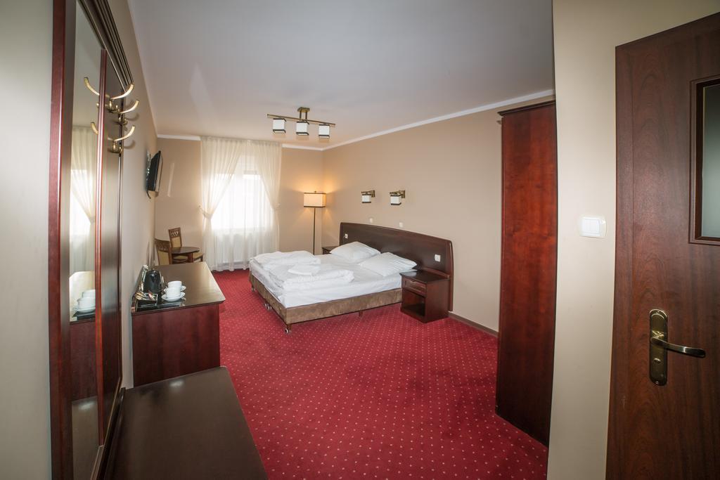 Hotel Grant Leszno  Buitenkant foto